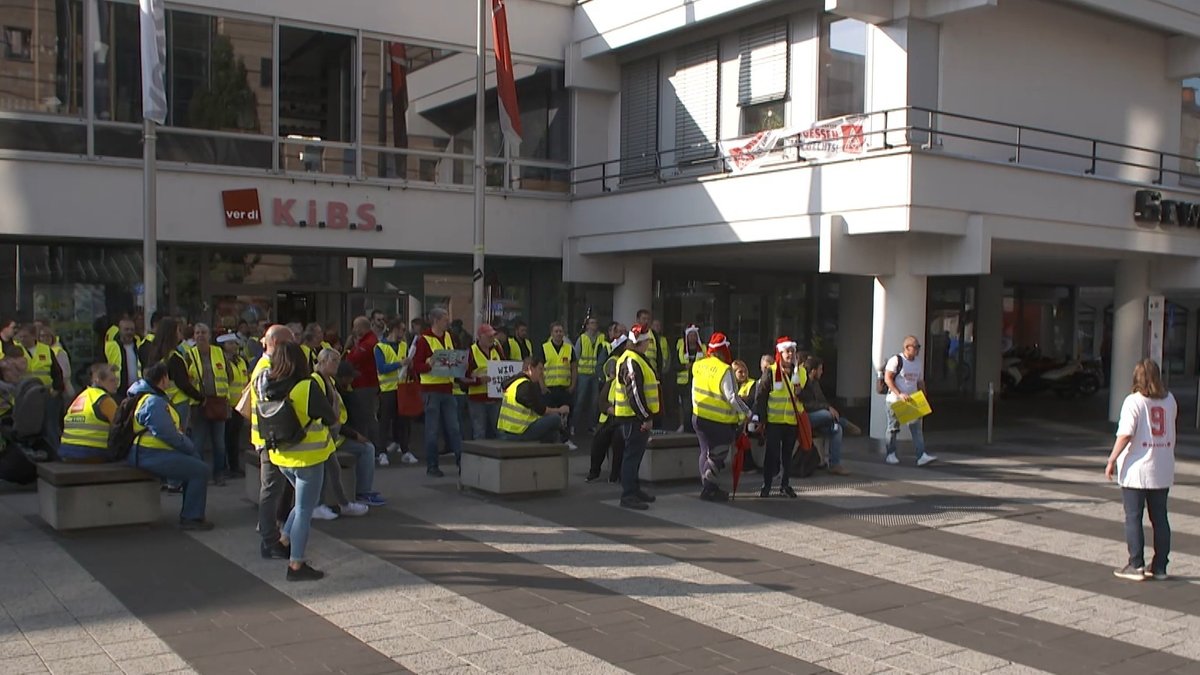 Streik von Metro- und Edeka-Mitarbeitern und Mitarbeiterinnen in Nürnberg