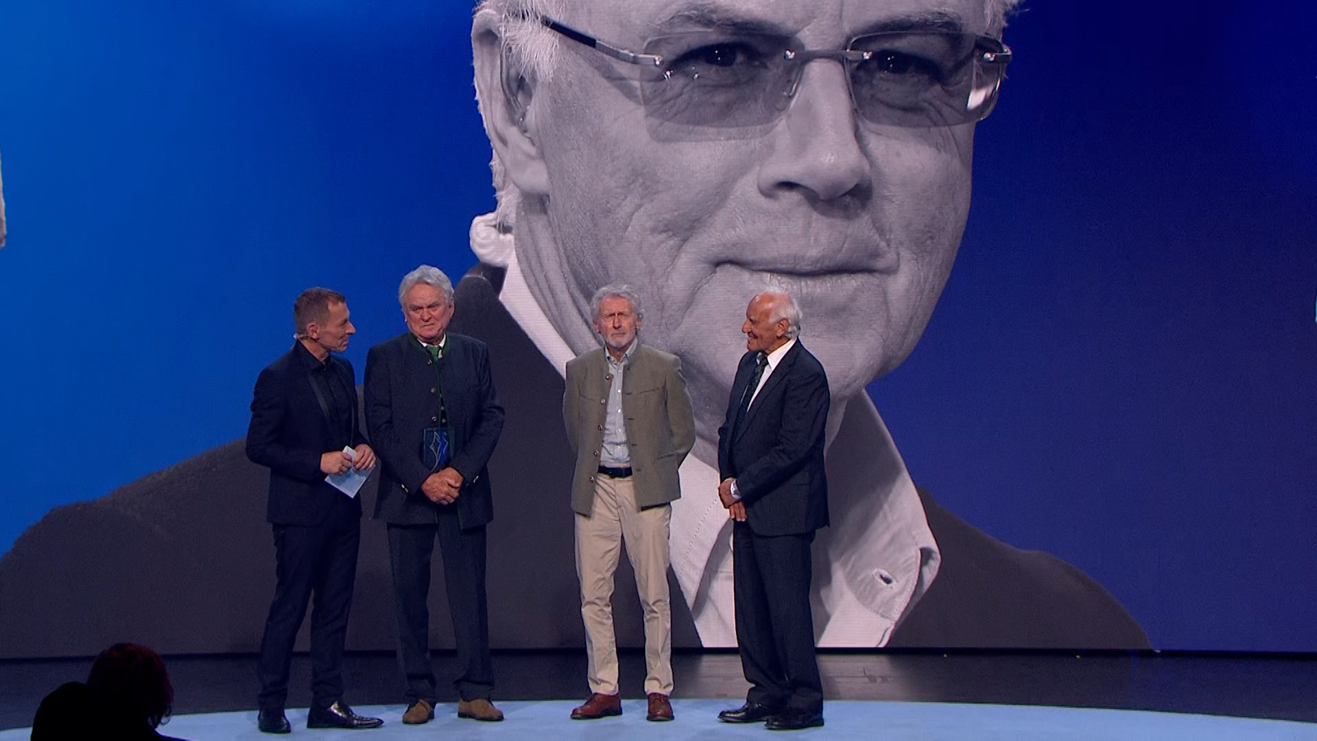Sepp Maier (Zweiter. v. links), Paul Breitner und Franz Roth gedenken Franz Beckenbauer beim Bayerischen Sportpreis.