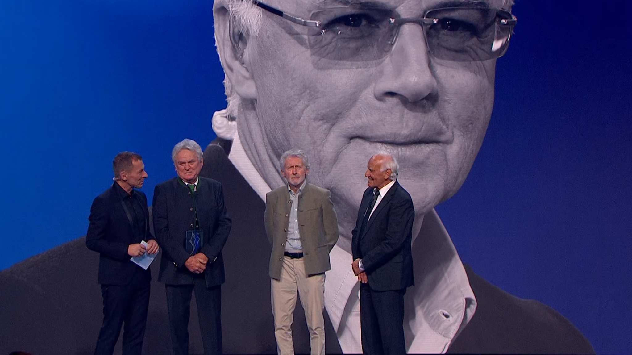 Sepp Maier (Zweiter. v. links), Paul Breitner und Franz Roth gedenken Franz Beckenbauer beim Bayerischen Sportpreis.