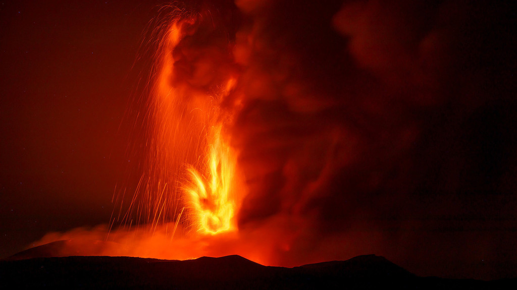 Glühende Lava sprudelt aus einem Vulkan