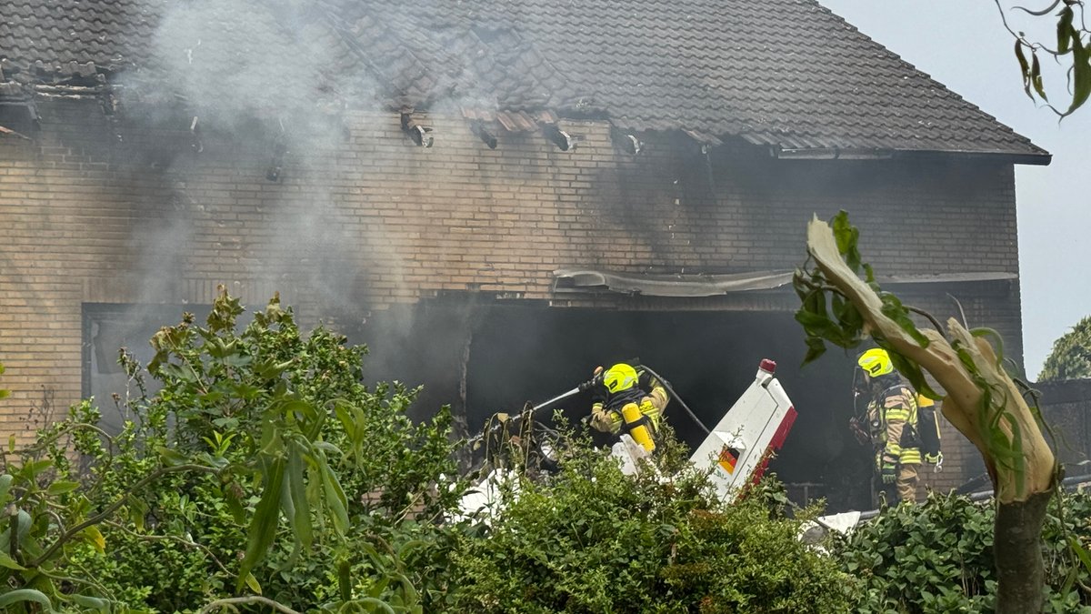 Kleinflugzeug am Niederrhein in Wohnhaus gestürzt – zwei Tote