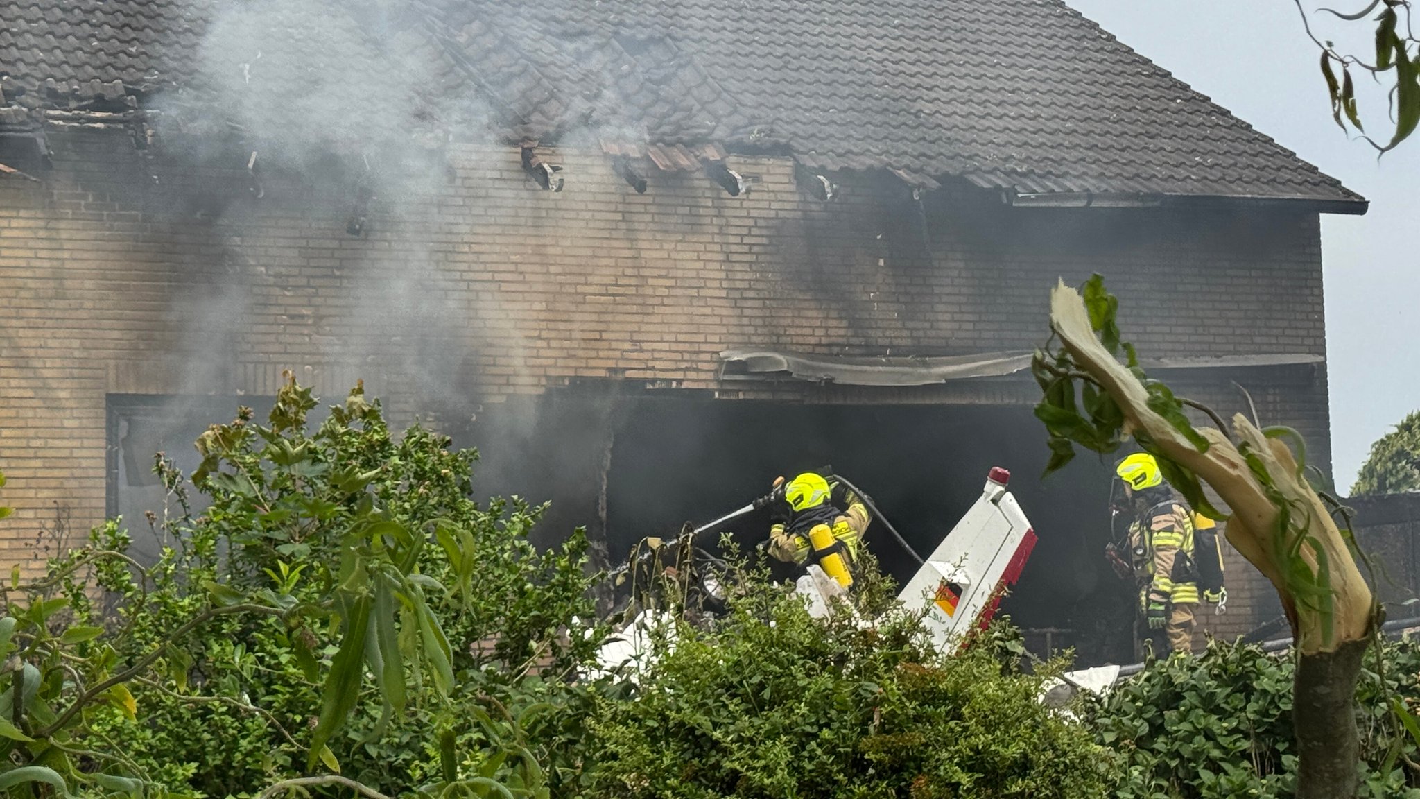 Kleinflugzeug am Niederrhein in Wohnhaus gestürzt – zwei Tote
