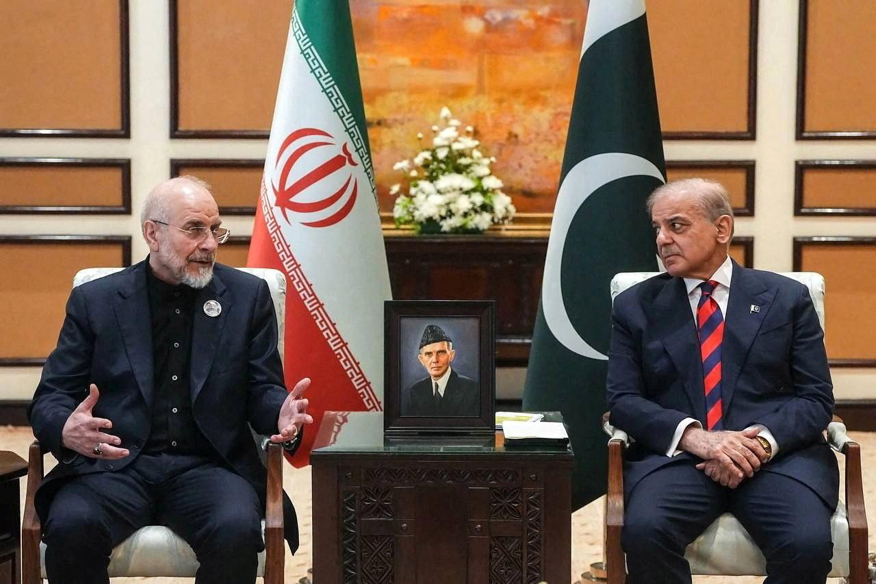 Der iranische Parlamentspräsident Mohammad Bagher Ghalibaf im Gespräch mit Pakistans Premierminister Shehbaz Sharif