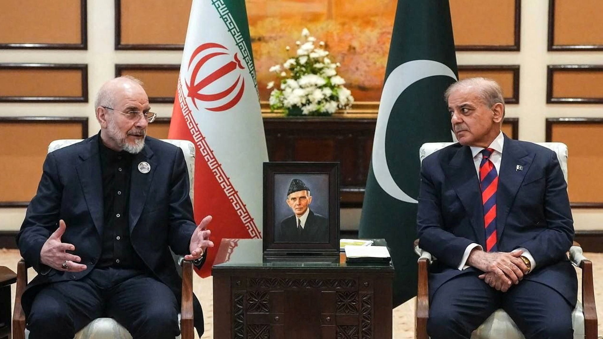 Der iranische Parlamentspräsident Mohammad Bagher Ghalibaf im Gespräch mit Pakistans Premierminister Shehbaz Sharif