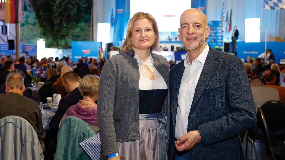 Katrin Ebner-Steiner und Martin Böhm, beide Landtagsabgeordnete der AfD, wurden von der AfD Bayern als Spitzenkandidaten-Duo für die Landtagswahl am 8. Oktober gewählt.