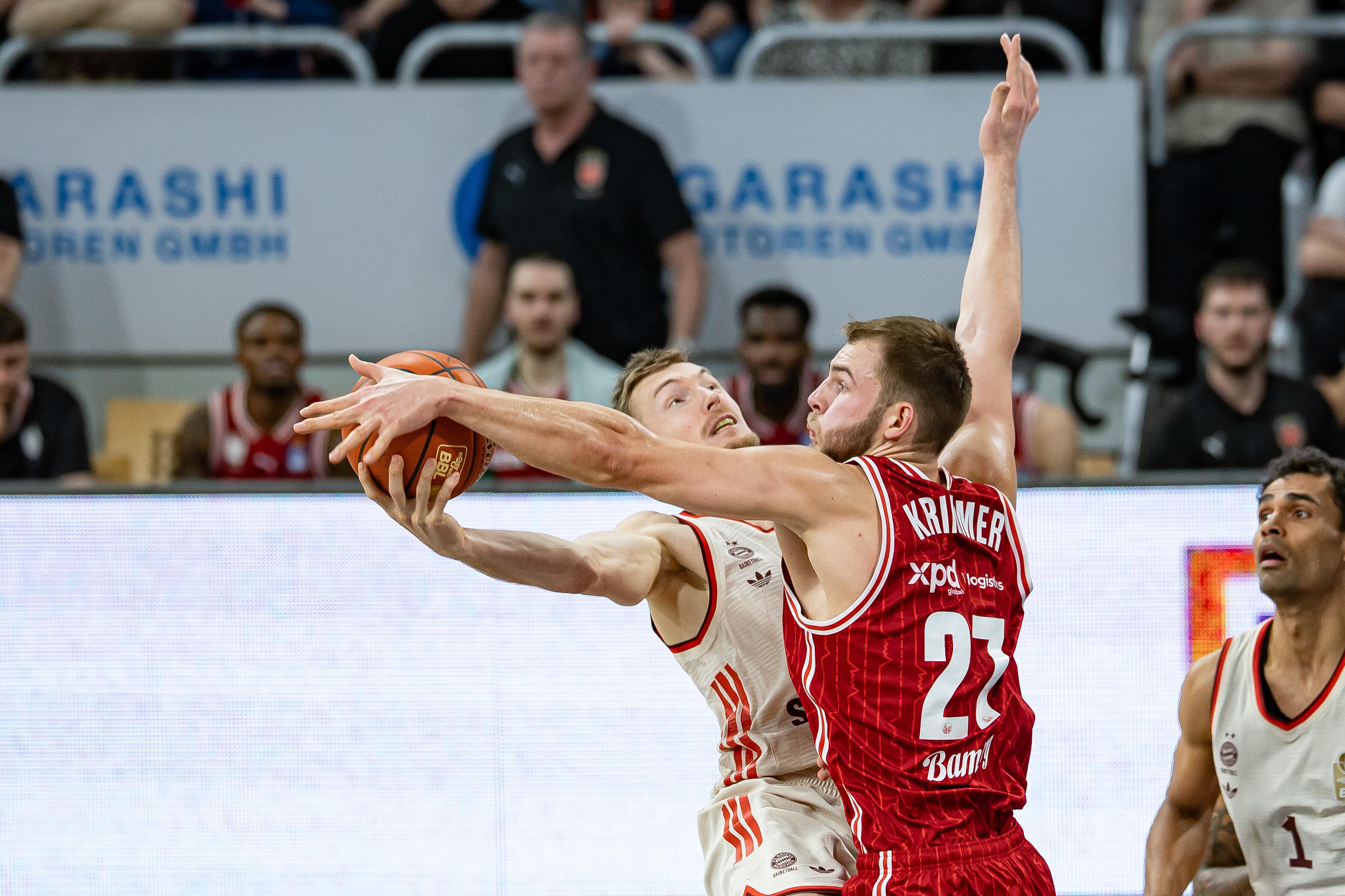 Moritz Krimmer blockt Niels Giffey