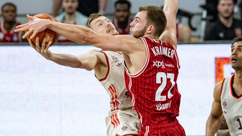 Moritz Krimmer blockt Niels Giffey | Bild: picture alliance/dpa | Daniel Löb Moritz Krimmer blockt Niels Giffey