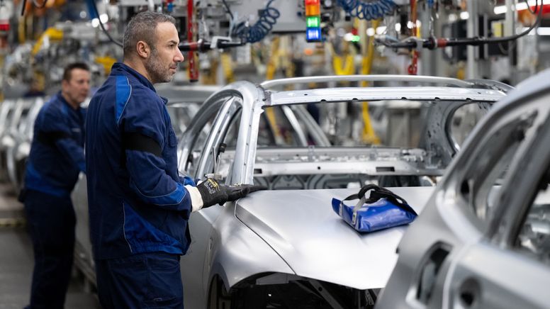 Mitarbeiter von BMW arbeiten im Stammwerk in der Produktion an der Karosserie von verschiedenen Modellen des Autoherstellers. | Bild:picture alliance/dpa | Sven Hoppe