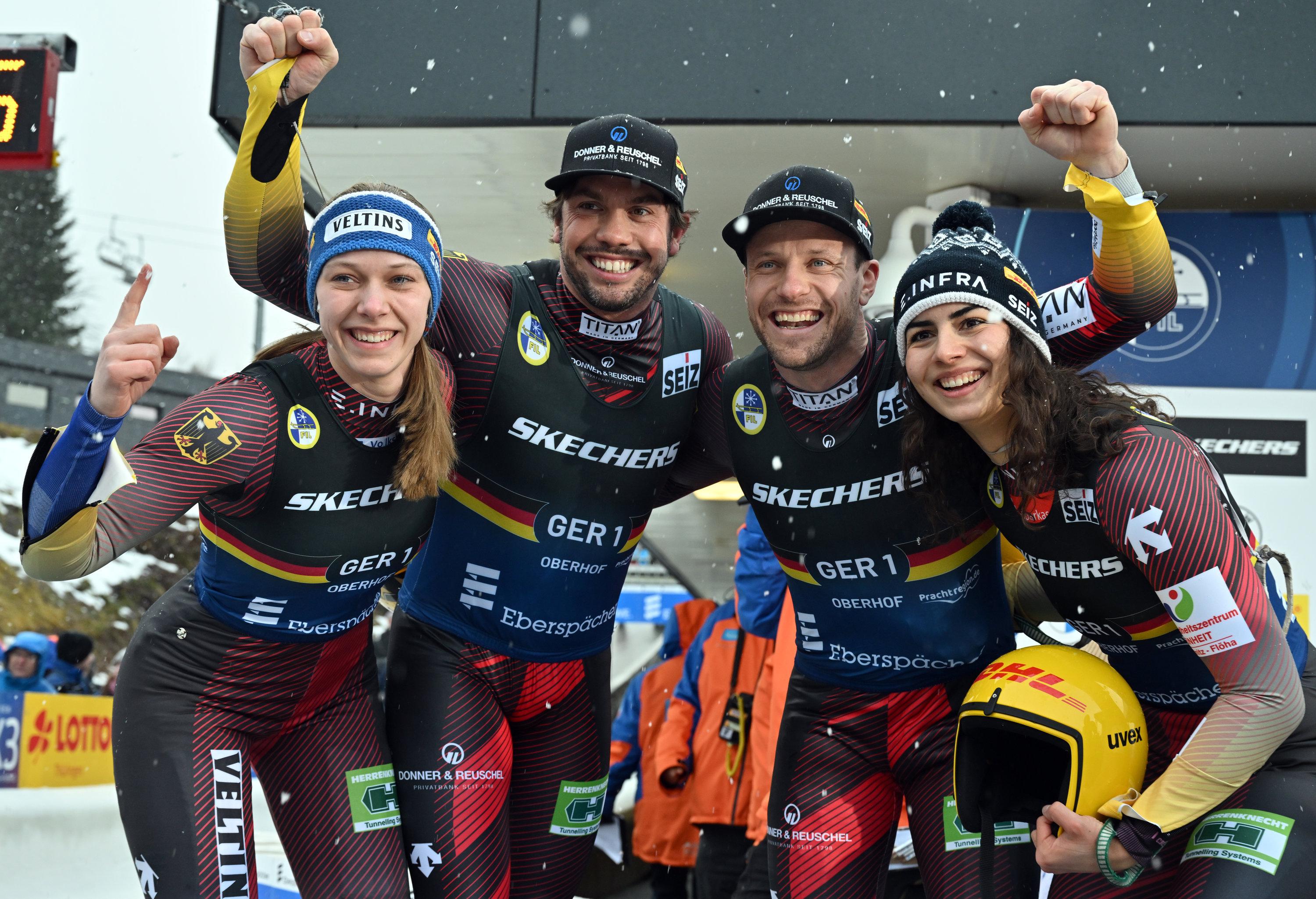 ARCHIV - 26.01.2025, Thüringen, Oberhof: Rodeln, Weltcup, Doppelsitzer-Staffel, Mixed: Cheyenne Rosenthal (l-r), Tobias Wendl, Tobias Arlt und Jessica Degenhardt aus Deutschland freuen sich im Ziel über den Sieg. (zu dpa: «WM-Auftakt: Silber und Bronze für Doppelsitzer-Teams») Foto: Martin Schutt/dpa +++ dpa-Bildfunk +++