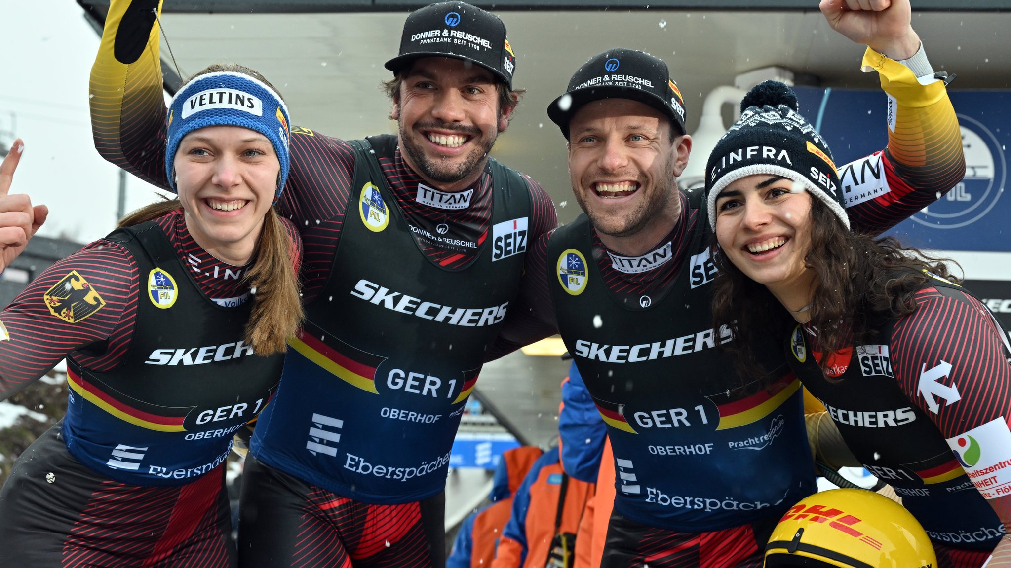 ARCHIV - 26.01.2025, Thüringen, Oberhof: Rodeln, Weltcup, Doppelsitzer-Staffel, Mixed: Cheyenne Rosenthal (l-r), Tobias Wendl, Tobias Arlt und Jessica Degenhardt aus Deutschland freuen sich im Ziel über den Sieg. (zu dpa: «WM-Auftakt: Silber und Bronze für Doppelsitzer-Teams») Foto: Martin Schutt/dpa +++ dpa-Bildfunk +++