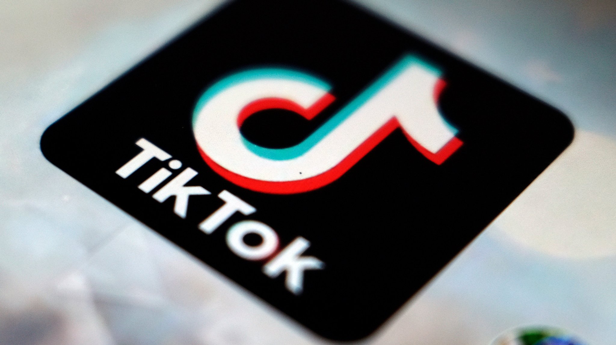 AfD stark auf TikTok & Co: Wie andere Parteien aufholen wollen