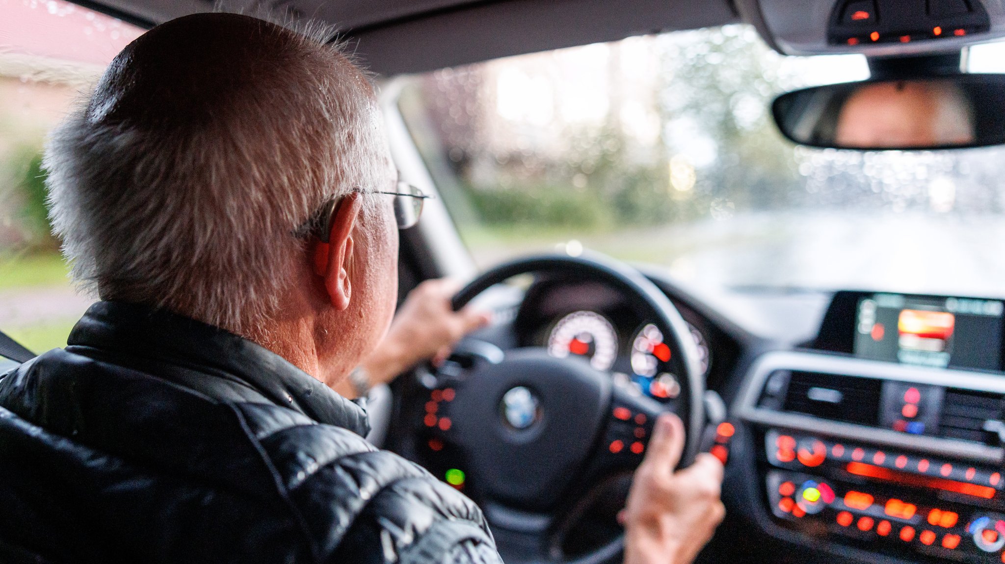 Symbolbild: Ein Senior am Steuer eines Autos. | Bild: picture alliance / dpa | Matthias Balk Besondere Hinweise Symbolbild: Ein Senior am Steuer eines Autos.