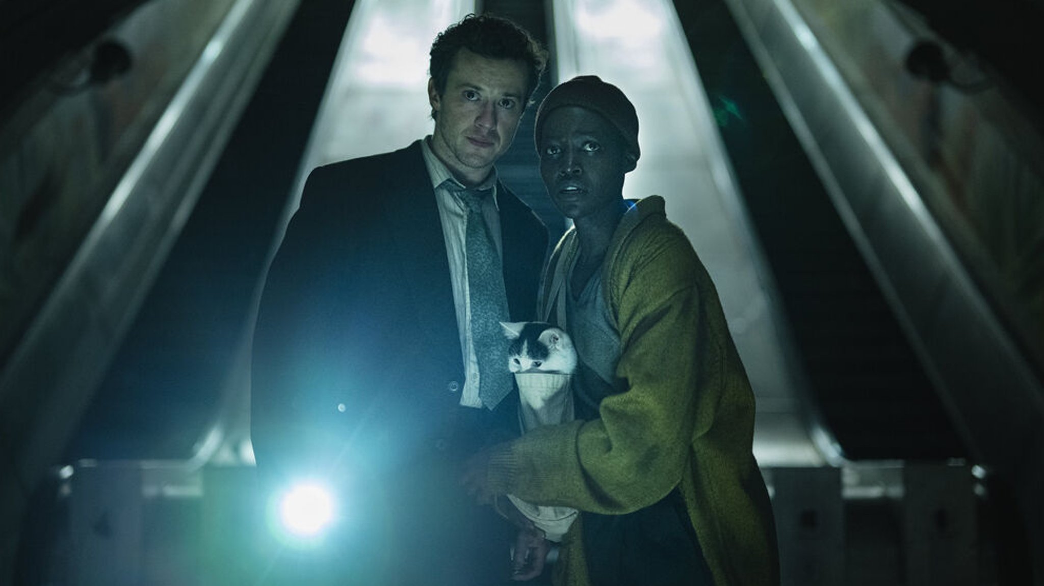 Lupita Nyong·o (r) als Samira und Joseph Quinn als Eric in einer Szene des Kinofilms "A Quiet Place: Tag Eins"