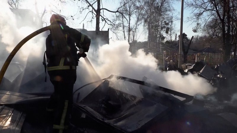 Feuerwehrleute in der Ukraine versuchen einen Brand nach einem russischen Angriff zu löschen. | Bild: BR Feuerwehrleute in der Ukraine versuchen einen Brand nach einem russischen Angriff zu löschen.