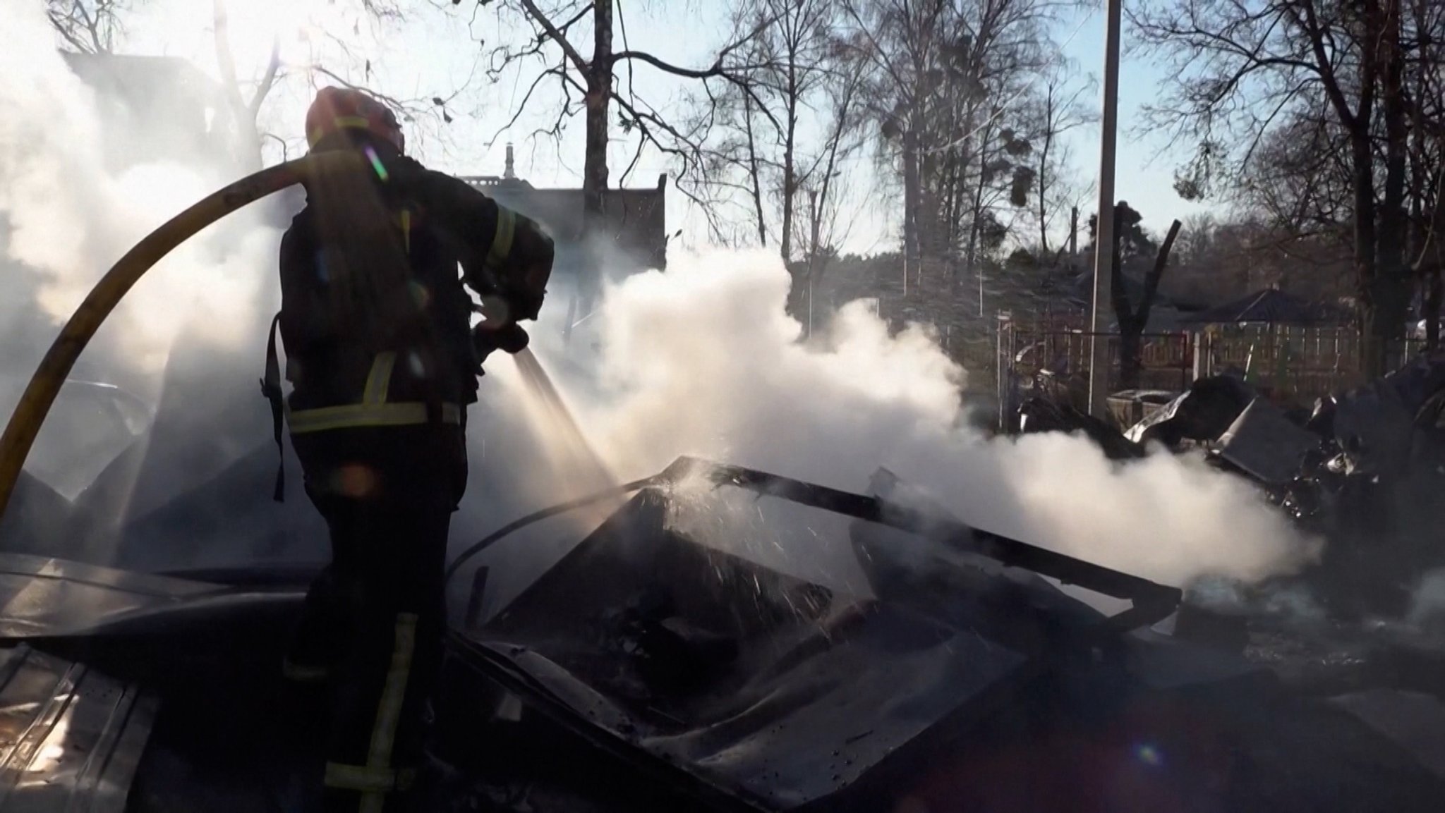 Feuerwehrleute in der Ukraine versuchen einen Brand nach einem russischen Angriff zu löschen.