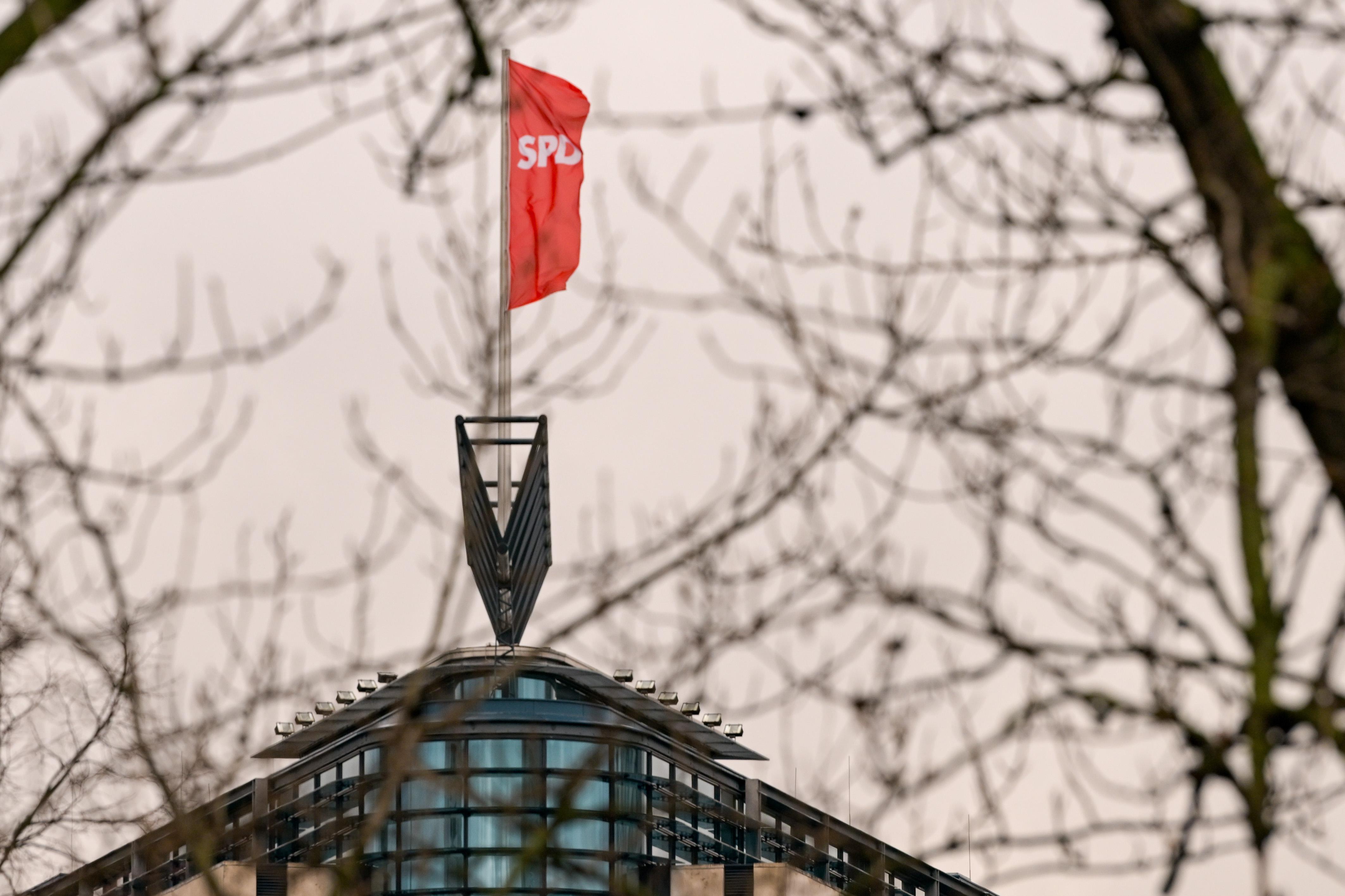 Flagge mit der Auschrift "SPD" auf dem Willy-Brandt Haus (Archivbild)