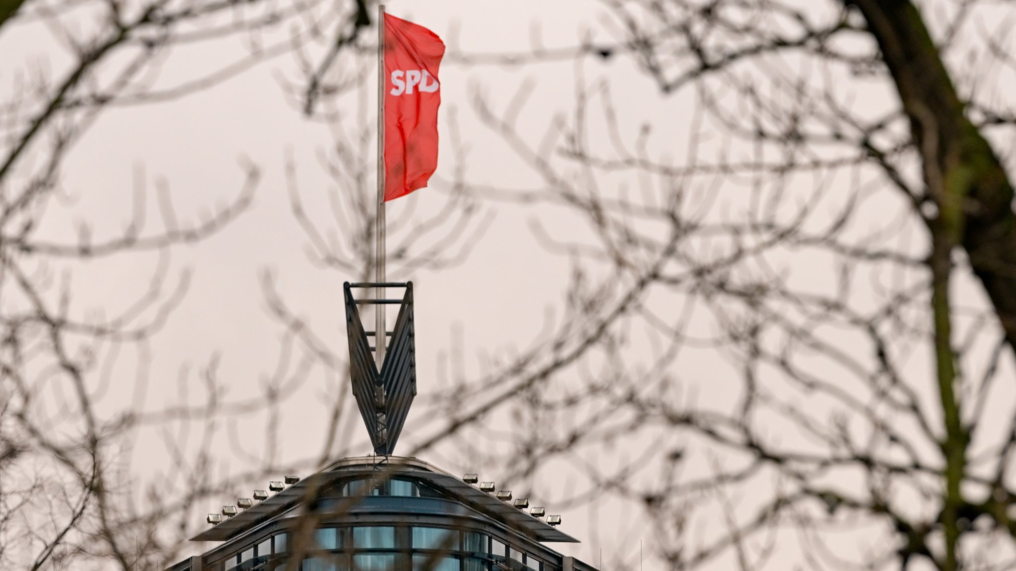 Flagge mit der Auschrift "SPD" auf dem Willy-Brandt Haus (Archivbild)