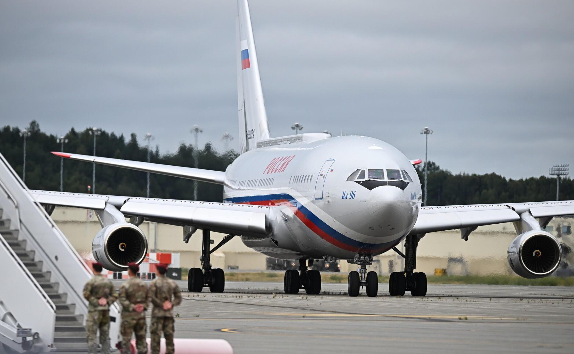 Ein polnisches Flugzeug auf einem Flugplatz.