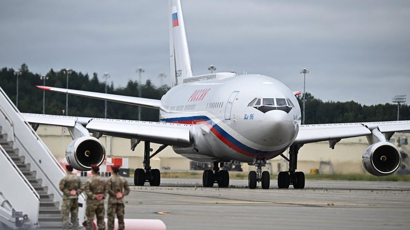 Ein polnisches Flugzeug auf einem Flugplatz. | Bild: picture alliance / Anadolu | Kremlin Press Service/Handout Ein polnisches Flugzeug auf einem Flugplatz.