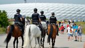Polizei-Reiterstaffel vor der Allianz Arena in München | Bild:dpa/picture-alliance