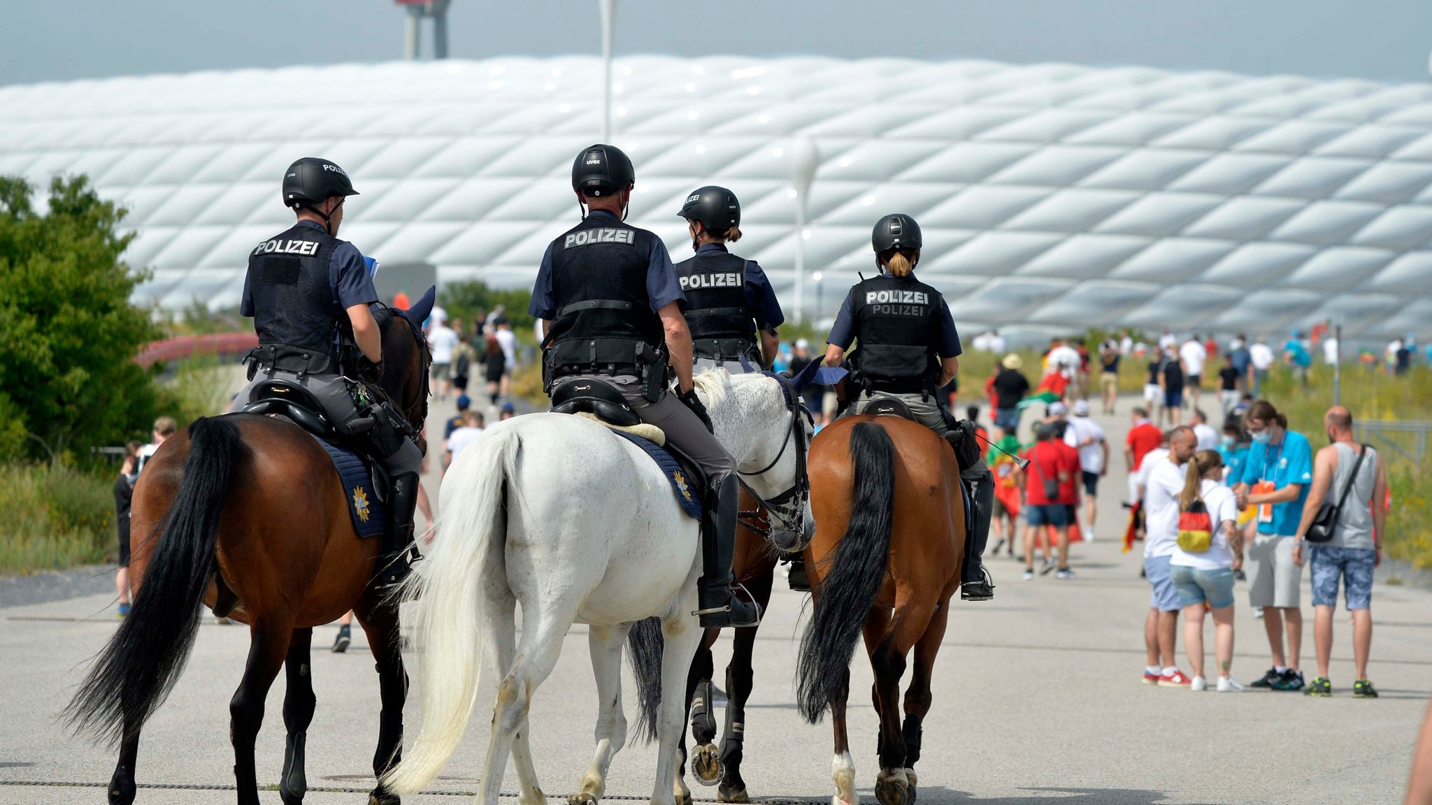 Polizei-Reiterstaffel vor der Allianz Arena in München