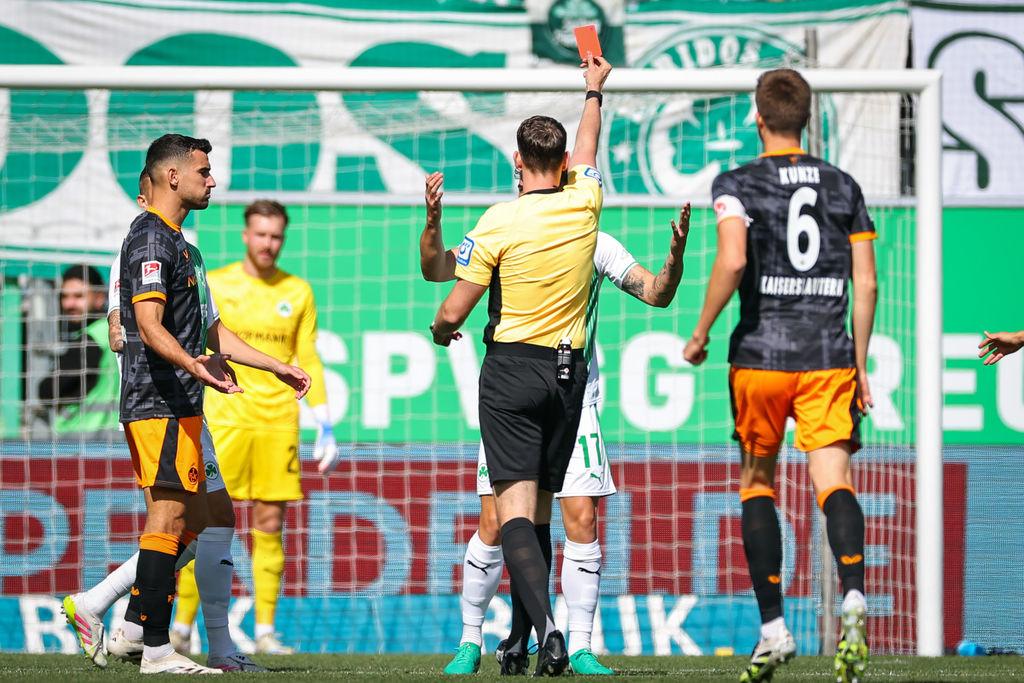 14.09.2025, Bayern, Fürth: Fußball: 2. Bundesliga, SpVgg Greuther Fürth - 1. FC Kaiserslautern, 5. Spieltag im Sportpark Ronhof Thomas Sommer. Der Schiedsrichter Richard Hempel (M) zeigt Noah König (M, verdeckt, SpVgg Greuther Fürth) die rote Karte. Foto: Daniel Karmann/dpa - WICHTIGER HINWEIS: Gemäß den Vorgaben der DFL Deutsche Fußball Liga bzw. des DFB Deutscher Fußball-Bund ist es untersagt, in dem Stadion und/oder vom Spiel angefertigte Fotoaufnahmen in Form von Sequenzbildern und/oder videoähnlichen Fotostrecken zu verwerten bzw. verwerten zu lassen. +++ dpa-Bildfunk +++
