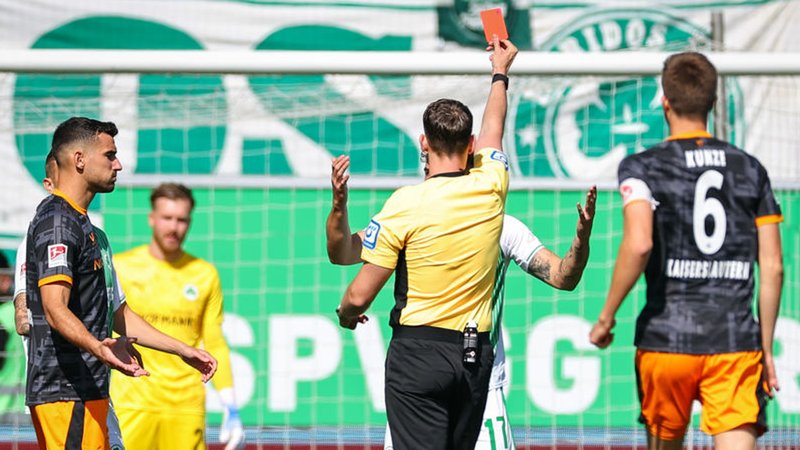 14.09.2025, Bayern, Fürth: Fußball: 2. Bundesliga, SpVgg Greuther Fürth - 1. FC Kaiserslautern, 5. Spieltag im Sportpark Ronhof Thomas Sommer. Der Schiedsrichter Richard Hempel (M) zeigt Noah König (M, verdeckt, SpVgg Greuther Fürth) die rote Karte. Foto: Daniel Karmann/dpa - WICHTIGER HINWEIS: Gemäß den Vorgaben der DFL Deutsche Fußball Liga bzw. des DFB Deutscher Fußball-Bund ist es untersagt, in dem Stadion und/oder vom Spiel angefertigte Fotoaufnahmen in Form von Sequenzbildern und/oder videoähnlichen Fotostrecken zu verwerten bzw. verwerten zu lassen. +++ dpa-Bildfunk +++ | Bild: dpa-Bildfunk/Daniel Karmann 14.09.2025, Bayern, Fürth: Fußball: 2. Bundesliga, SpVgg Greuther Fürth - 1. FC Kaiserslautern, 5. Spieltag im Sportpark Ronhof Thomas Sommer. Der Schiedsrichter Richard Hempel (M) zeigt Noah König (M, verdeckt, SpVgg Greuther Fürth) die rote Karte. Foto: Daniel Karmann/dpa - WICHTIGER HINWEIS: Gemäß den Vorgaben der DFL Deutsche Fußball Liga bzw. des DFB Deutscher Fußball-Bund ist es untersagt, in dem Stadion und/oder vom Spiel angefertigte Fotoaufnahmen in Form von Sequenzbildern und/oder videoähnlichen Fotostrecken zu verwerten bzw. verwerten zu lassen. +++ dpa-Bildfunk +++