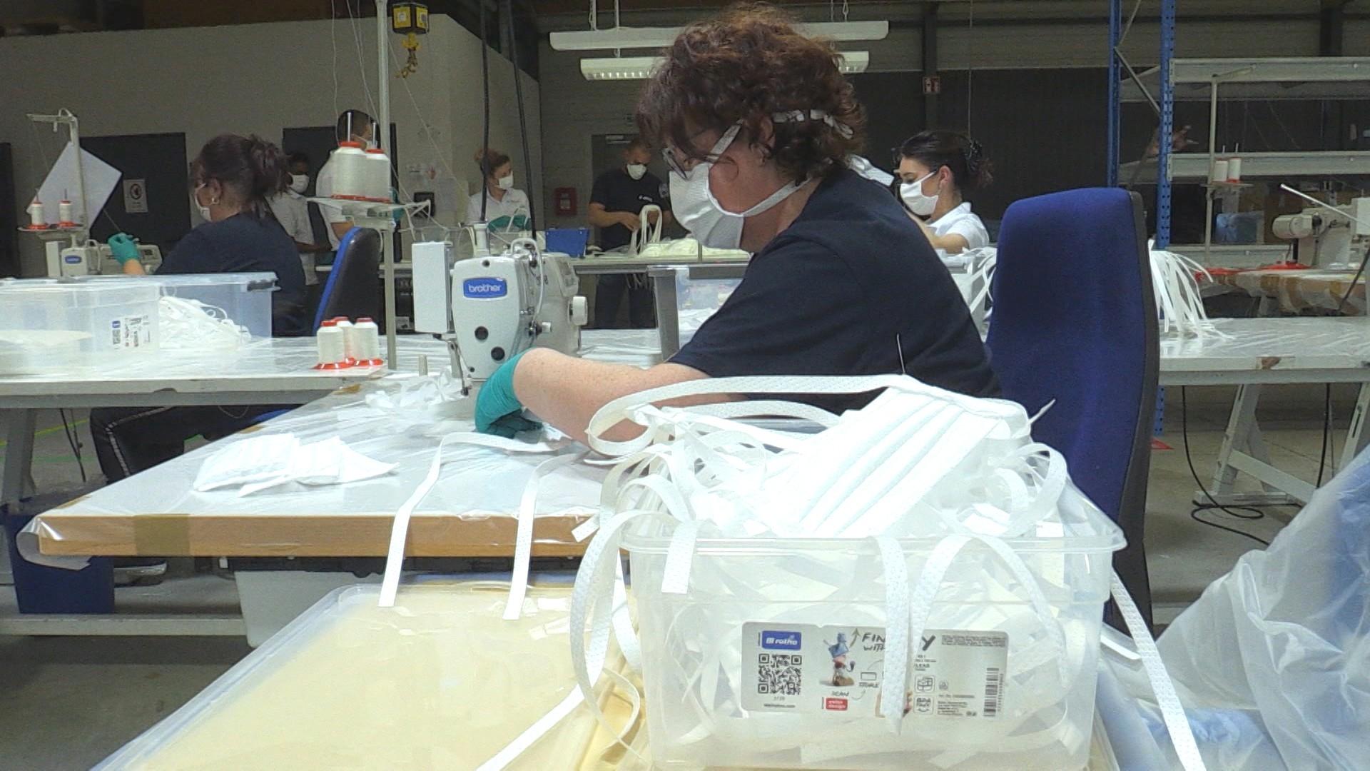 Näherinnen bei der Erzeugung von Atemschutzmasken