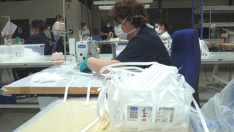 Näherinnen bei der Erzeugung von Atemschutzmasken | Bild: BR Näherinnen bei der Erzeugung von Atemschutzmasken