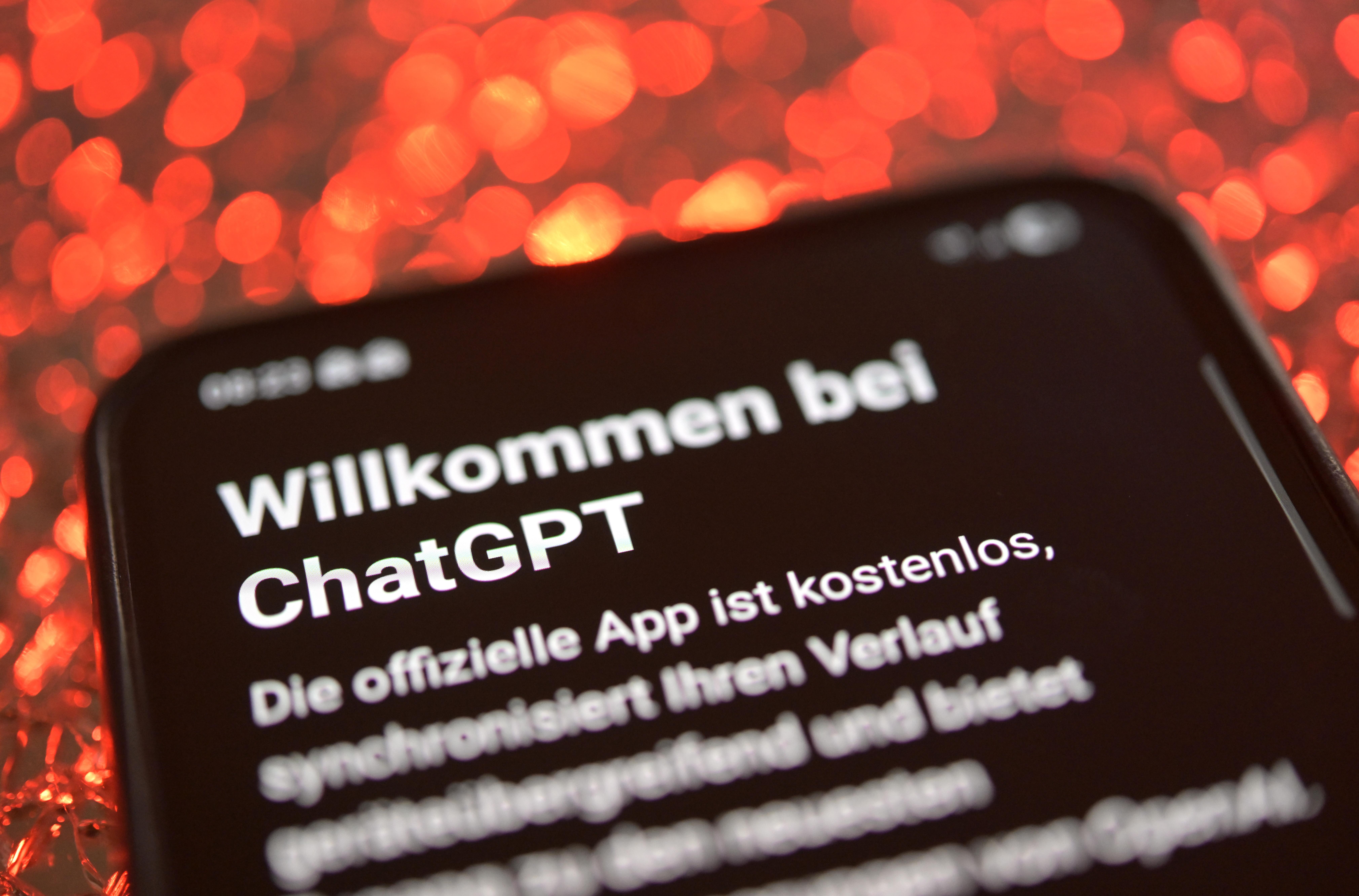 (Symbolbild) Smartphone mit Begrüßungstext von ChatGPT
