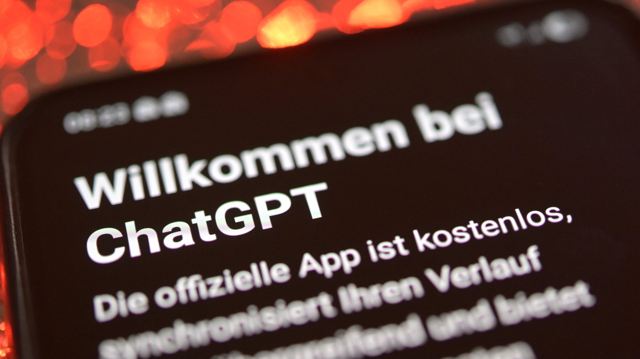 (Symbolbild) Smartphone mit Begrüßungstext von ChatGPT