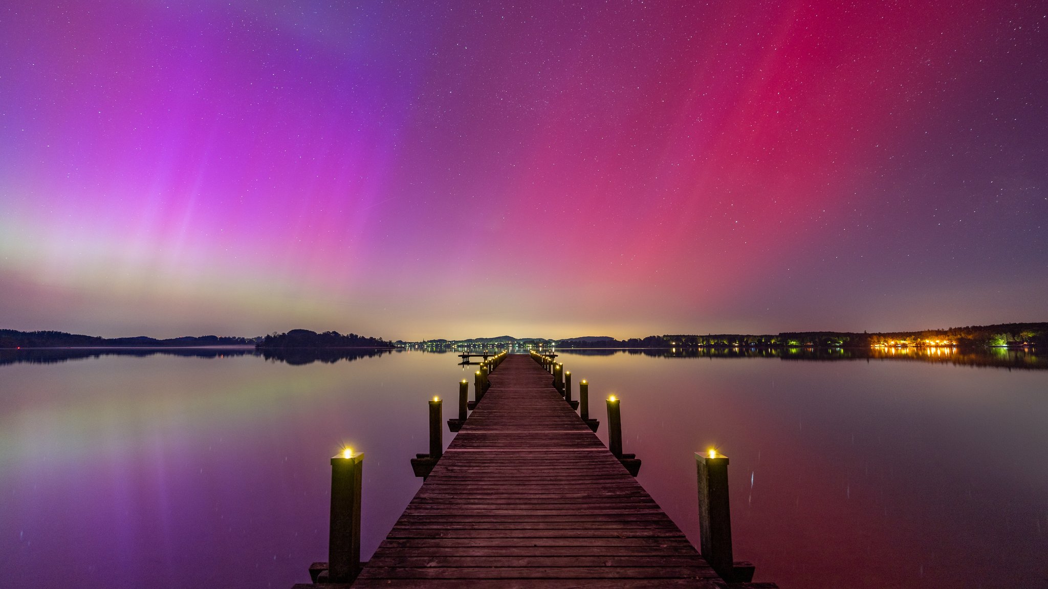 Archivbild: Polarlichter über dem Wörthsee in Bayern.