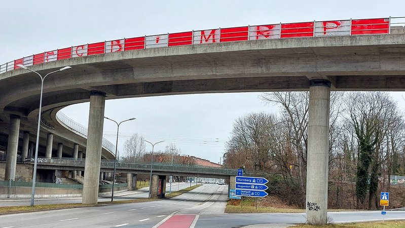 Ein "FCB - MRP" Graffiti an der Autobahnauffahrt zur A9 im Münchner Norden. | Bild: BR / Henning Pfeifer Ein "FCB - MRP" Graffiti an der Autobahnauffahrt zur A9 im Münchner Norden.