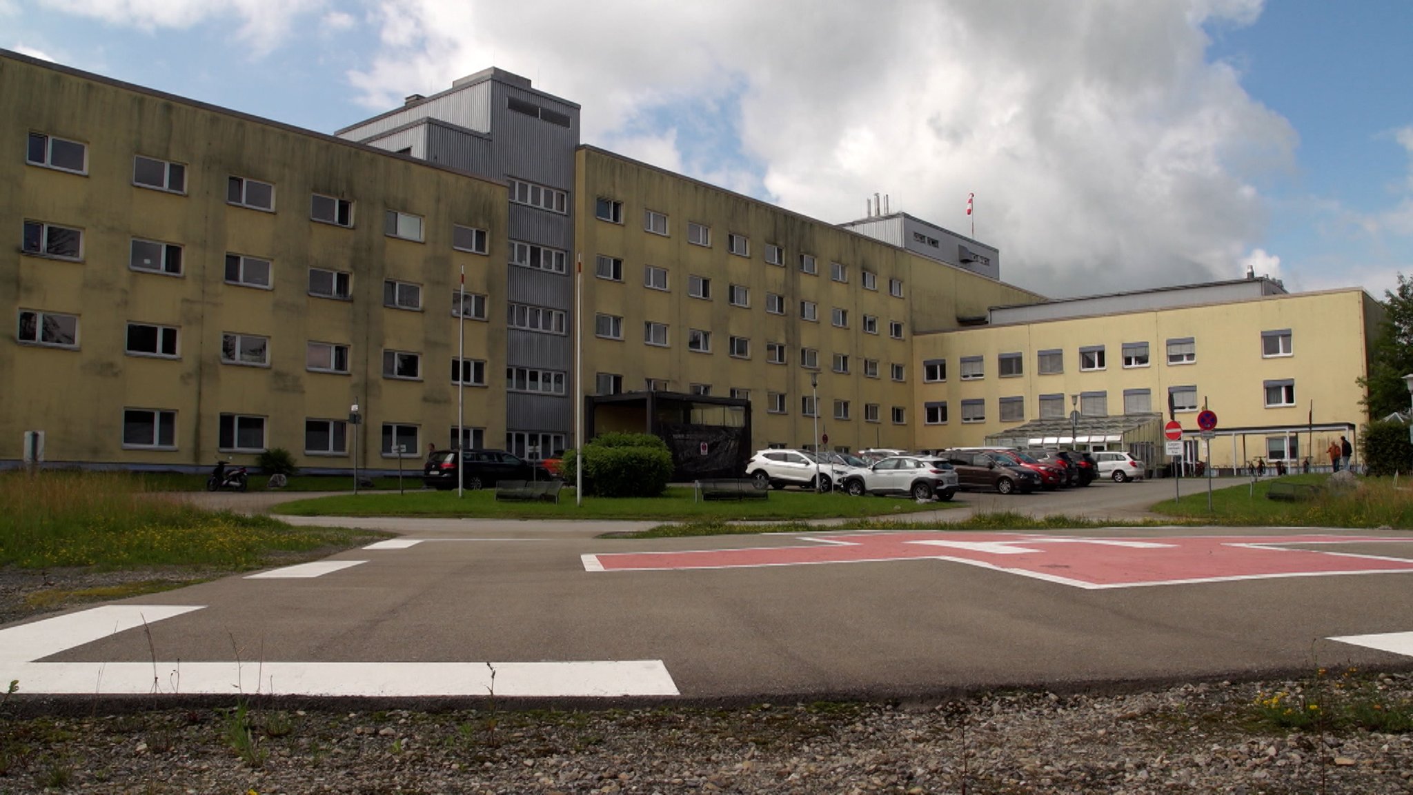 Blick vom Parkplatz auf die Rotkreuzklinik in Lindenberg.