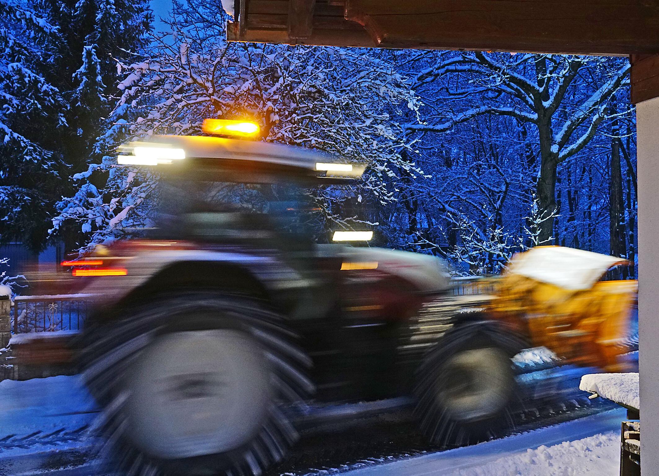Symbolbild: Schneepflug-Traktor im Einsatz
