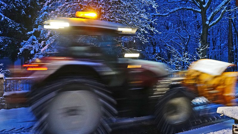 Symbolbild: Schneepflug-Traktor im Einsatz | Bild: picture alliance / Alois Litzlbauer / picturedesk.com | Alois Litzlbauer Symbolbild: Schneepflug-Traktor im Einsatz