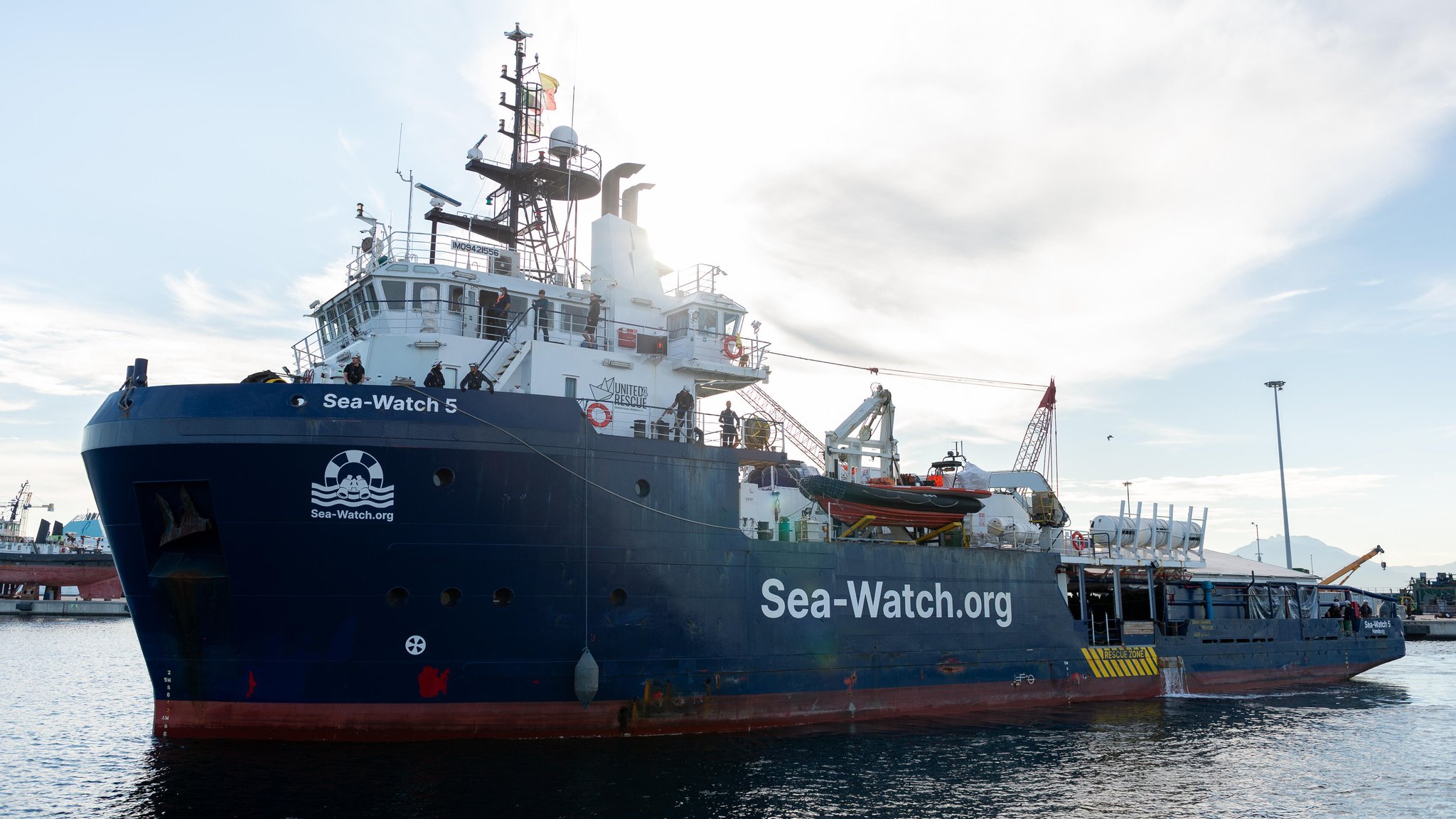 Rettungsschiff Sea-Watch 5 offenbar unter Beschuss geraten