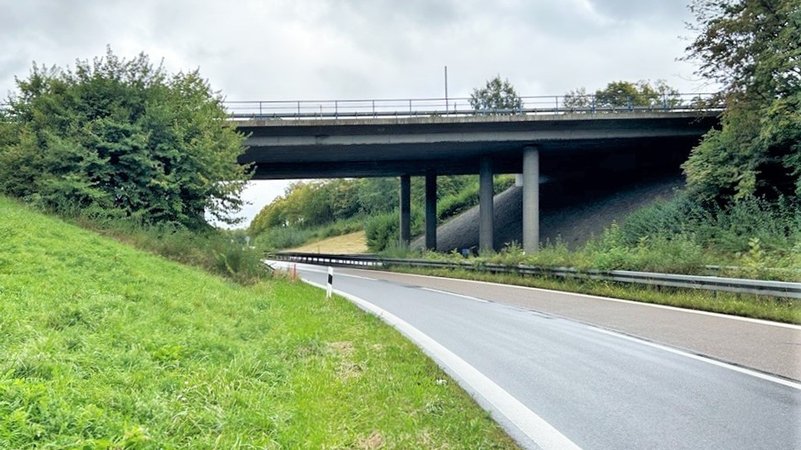 Bei Regensburg-Kumpfmühl führt die A93 über diese Brücke, darunter eine Zu- und Abfahrt der Autobahn. | Bild: BR Bei Regensburg-Kumpfmühl führt die A93 über diese Brücke, darunter eine Zu- und Abfahrt der Autobahn.