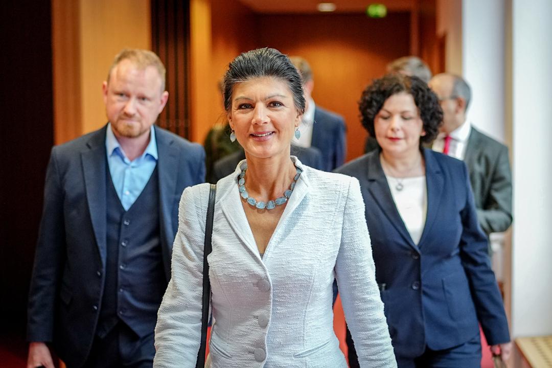 Wagenknecht (M), Prarteivorsitzende vom Bündnis Sahra Wagenknecht (BSW) und Bundestagsabgeordnete, Amira Mohamed Ali (r), Prarteivorsitzende vom Bündnis Sahra Wagenknecht (BSW) und Bundestagsabgeordnete, und Christian Leye, BSW-Generalsekretär, kommen zur Pressekonferenz nach der Europawahl.