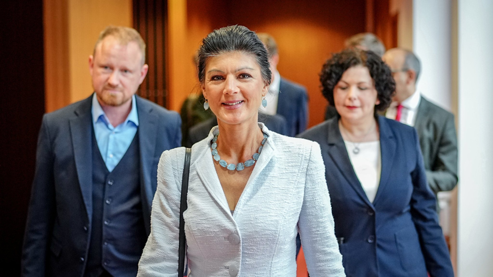 Wagenknecht (M), Prarteivorsitzende vom Bündnis Sahra Wagenknecht (BSW) und Bundestagsabgeordnete, Amira Mohamed Ali (r), Prarteivorsitzende vom Bündnis Sahra Wagenknecht (BSW) und Bundestagsabgeordnete, und Christian Leye, BSW-Generalsekretär, kommen zur Pressekonferenz nach der Europawahl.