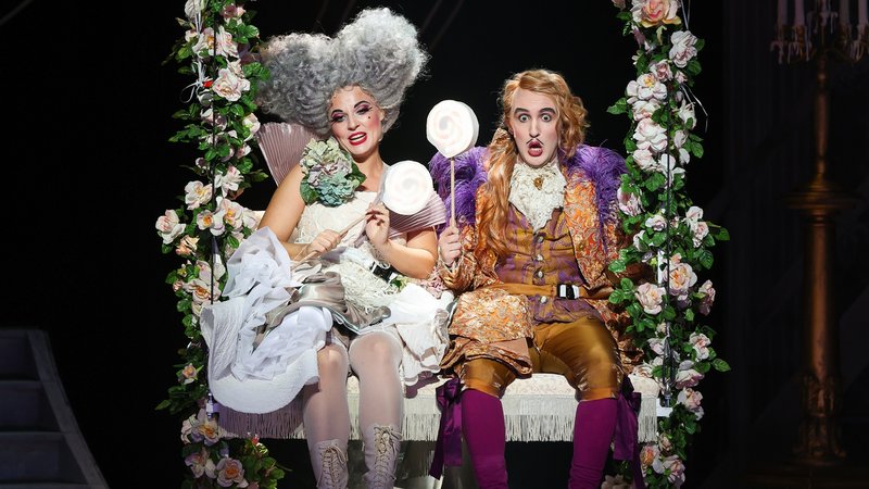 Bella (links, Tina Jaeger) und Pimpinelli (rechts, Jonathan Hartzendorf) | Bild: Barbara Pállfy/Landestheater Linz Bella (links, Tina Jaeger) und Pimpinelli (rechts, Jonathan Hartzendorf)