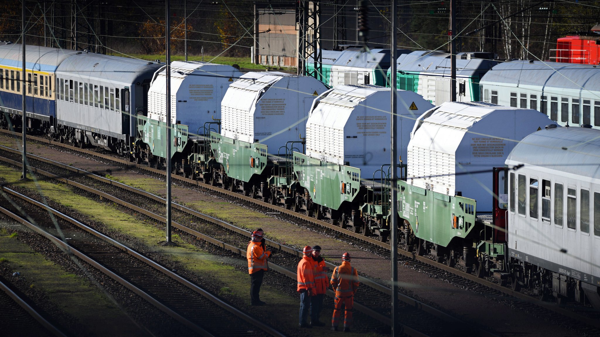 Ein Zug mit vier Castor-Behältern (Symbolbild)