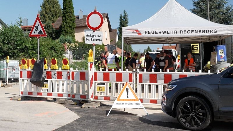 Einsatzkräfte in der Konradsiedlung Regensburg: Ein Bagger hatte eine Gasleitung beschädigt. | Bild: BR/Maximilian Rabe Einsatzkräfte in der Konradsiedlung Regensburg: Ein Bagger hatte eine Gasleitung beschädigt.