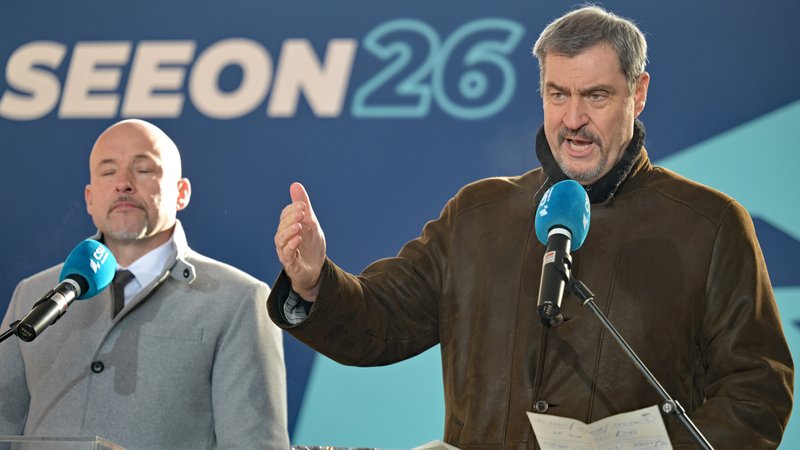 Alexander Hoffmann (l), Vorsitzender der CSU im Bundestag, und Markus Söder, Vorsitzender der CSU und Ministerpräsident von Bayern, sprechen während des Pressestatements zum Auftakt der Winterklausur der CSU-Landesgruppe im Bundestag im Kloster Seeon. | Bild: picture alliance/dpa | Malin Wunderlich Alexander Hoffmann (l), Vorsitzender der CSU im Bundestag, und Markus Söder, Vorsitzender der CSU und Ministerpräsident von Bayern, sprechen während des Pressestatements zum Auftakt der Winterklausur der CSU-Landesgruppe im Bundestag im Kloster Seeon.
