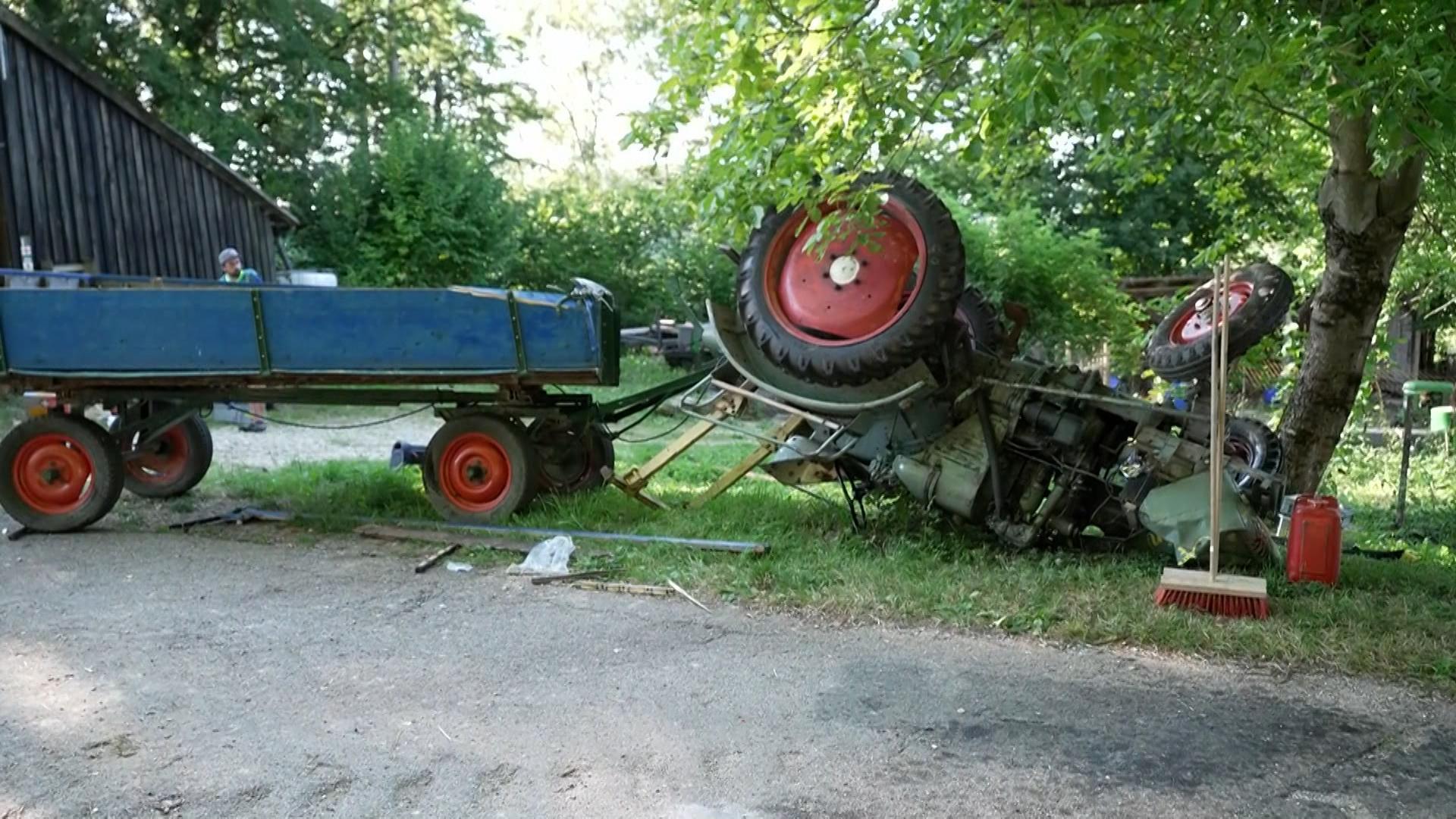 11.08.2024, Bayern, Hartenstein: Bei einem Unfall mit einem Traktor samt Anhänger sind 15 Menschen verletzt worden.