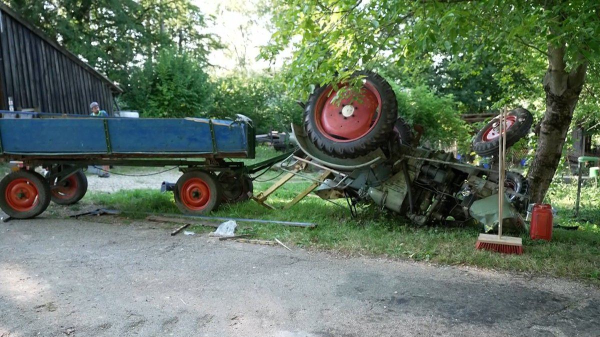 11.08.2024, Bayern, Hartenstein: Bei einem Unfall mit einem Traktor samt Anhänger sind 15 Menschen verletzt worden.