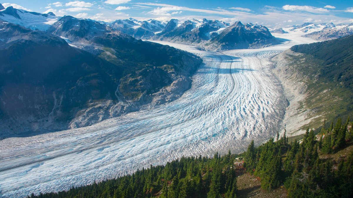 Der Klinaklini-Gletscher in Westkanada zwischen Bergen in einem langgezogenen Tal. Er ist 500 Quadratkilometer groß.