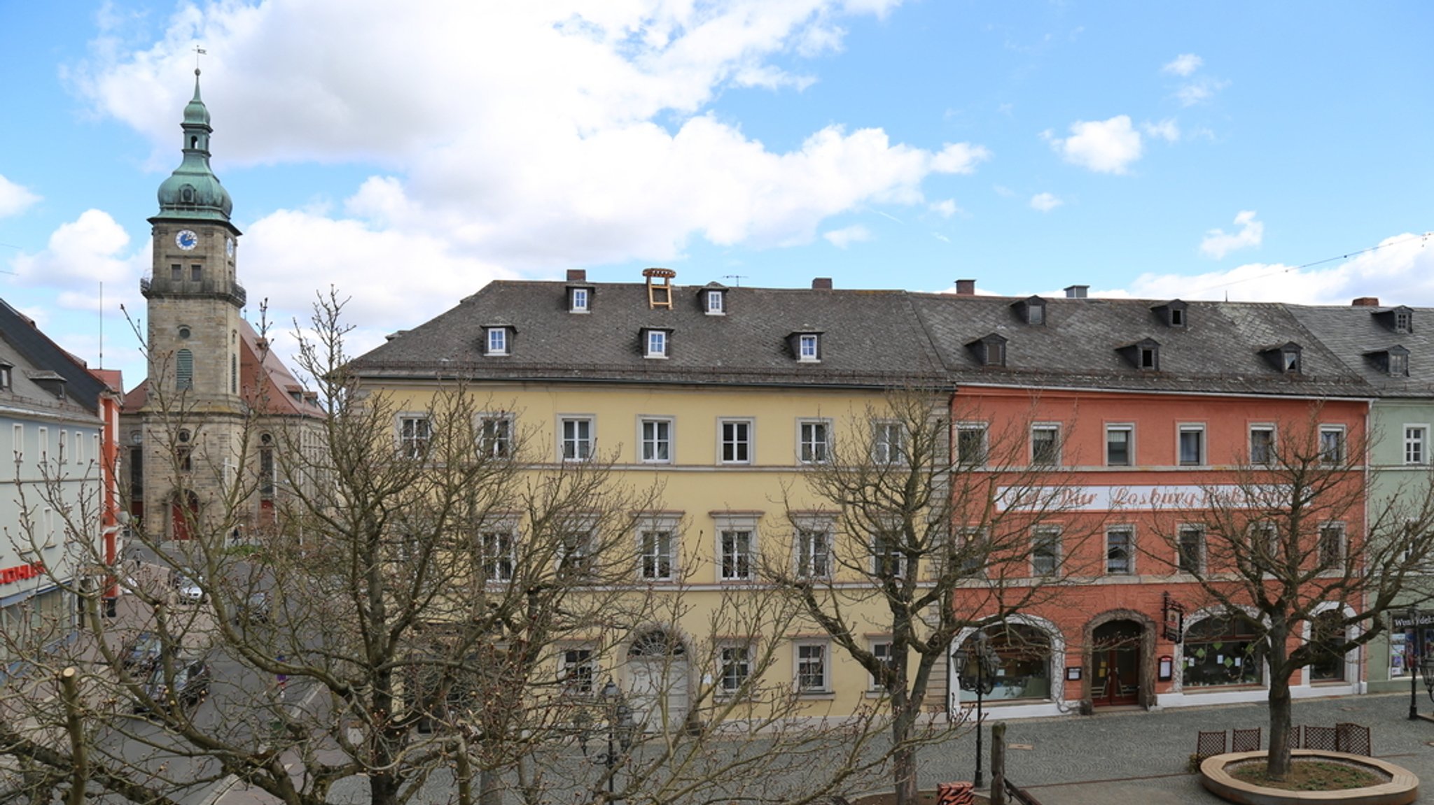 Der Marktplatz in Wunsiedel, im Hintergrund die evangelische Stadtpfarrkirche St. Veit und St. Martin.