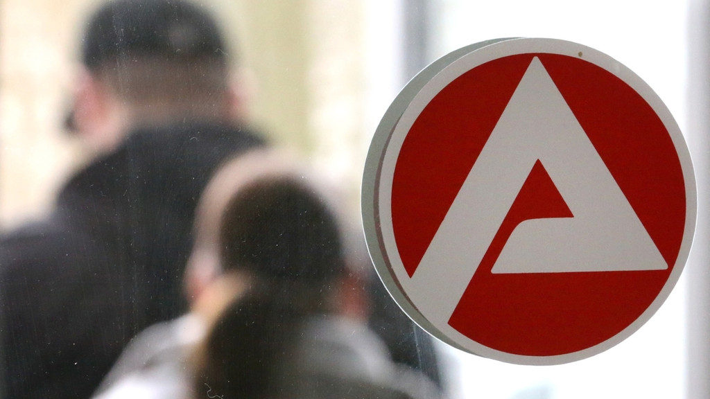 Menschen warten in der Arbeitsagentur