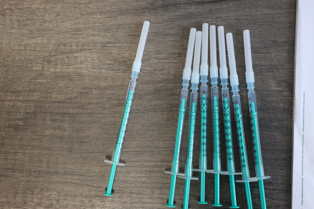 Spritzen gefüllt mit dem Impfstoff von Biontech/Pfizer gegen Covid 19 liegen auf einem Tisch in einer Hausarztpraxis. 